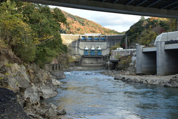 宇治川から眺める秋の天ケ瀬ダム(京都府宇治市)