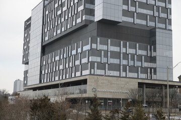 Obraz premium exterior of Hennick Bridgepoint Hospital (viewed from Gerrard St E (southwest corner), Toronto