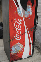 Naklejka premium old Coca-Cola vending machine on a curbside in Toronto
