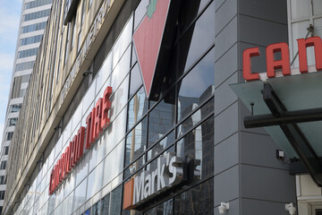 Obraz premium oblique perspective view of Canadian Tire, Mark's, and Ted Rogers School of Management - Information Technology Management, Dundas St W at Bay St, Toronto