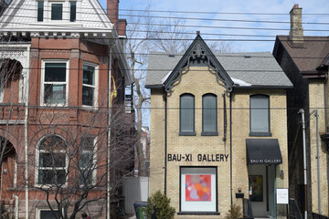 Obraz premium exterior of a Victorian heritage row house at 340 Dundas St W, now Bau-Xi Gallery, Toronto