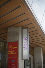 Naklejka premium exhibition banner and shop sign outside the Art Gallery of Ontario, 317 Dundas St W, Toronto