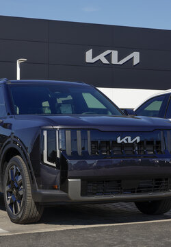 Kia Telluride S FWD 8-Seat SUV display at a dealership. Kia offers the Telluride with a 2.5L Turbocharged engine. MY:2027