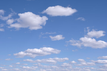 Obraz premium heaven skies blue and clear, with thin, puffy, transparent clouds. and moon is visible through them. sun shines brightly, making sky even brighter. scene is peaceful and serene