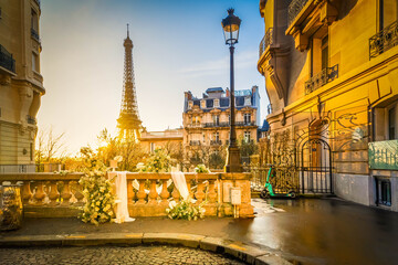 Naklejka premium cosy Paris street with view on the famous Eiffel Tower on a cloudy spring day with flowers, Paris France
