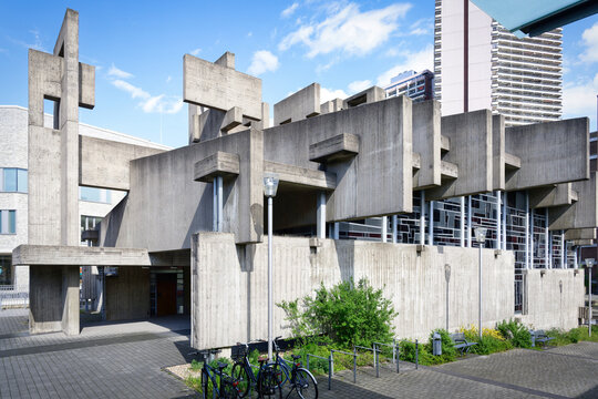 Detailed view of the brutalist church Johannes XXIII in Cologne, showing board-marked concrete, sculptural formwork, and modernist sacred design