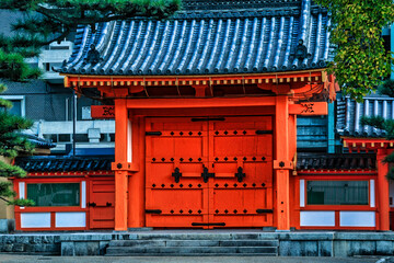 Fototapeta premium Traditional Temple Gate with Red Doors in Kyoto