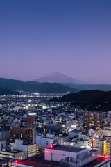 夕暮れのマジックアワーに染まる静岡市街の街並みと冬の富士山
