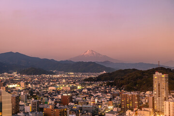 夕暮れのマジックアワーに染まる静岡市街の街並みと冬の富士山
