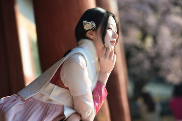 밀양향교 돌담과 매화 아래, 한복 여인의 봄 산책