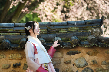 밀양향교 돌담과 매화 아래, 한복 여인의 봄 산책