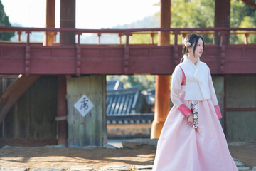 밀양향교 마루 앞, 한복 여인의 단아한 걸음