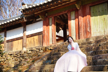 고택 돌계단 위, 한복 여인의 고요한 봄날