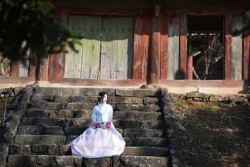 고택 돌계단 위, 한복 여인의 고요한 봄날