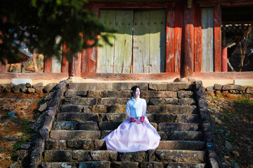 고택 돌계단 위, 한복 여인의 고요한 봄날