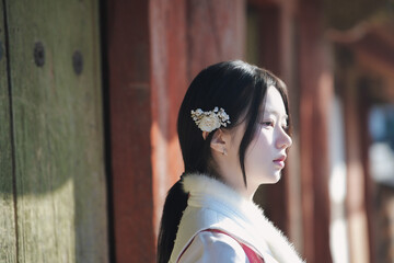 고택 돌계단 위, 한복 여인의 고요한 봄날