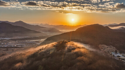 황금빛 일출에 물든 산 능선과 운해 풍경