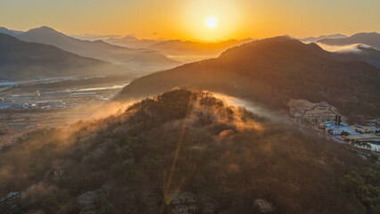 황금빛 일출에 물든 산 능선과 운해 풍경