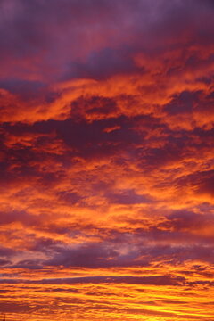 Gl&uuml;hender Himmel mit Wolken