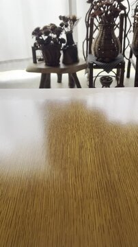 日本の民芸品のおきあがり小法師が起き上がるかチェック