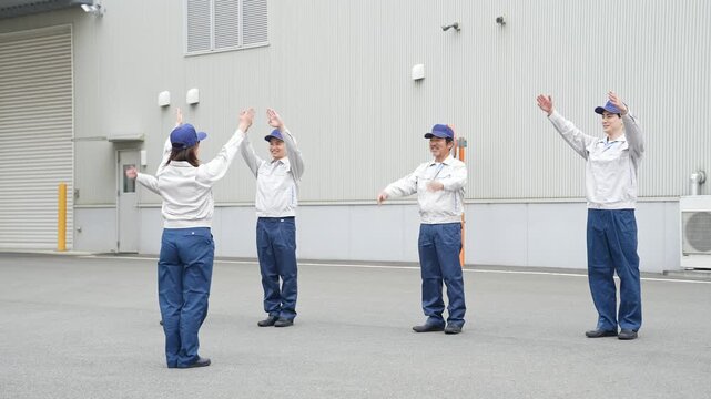 体操、作業員、スタッフ、ラジオ、運動、健康、倉庫、仕事、エンジニア、作業服、朝礼、安全、女性、事故防止、労災、笑顔、出勤、ミーティング、出社、会社員、従業員、労働者、刑務所、刑務官、管理、工場、産業、製造業、工業、物流、屋外、男性、日本人、チームワーク、同僚、仲間、協力、元気、体力、働く、JTC、応援、アルバイト、アクティブ、人材、職場、交流、現場、人物