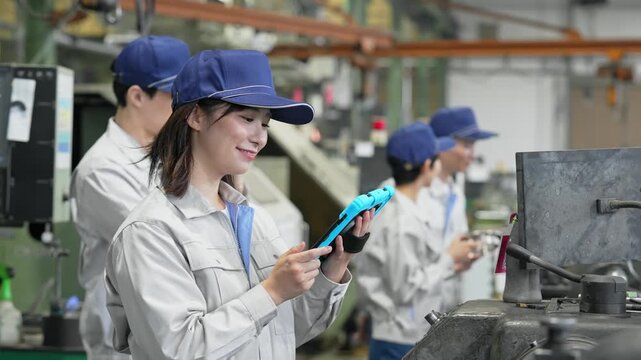 工場、作業員、チームワーク、製造業、機械、加工、点検、検査、メンテナンス、チェック、確認、旋盤、修理、保守、職人、管理、品質、タブレット、DX、IIoT、テクノロジー、技術者、技師、工員、企業、グループ、金属、仕事、生産、制御、操作、オーバーホール、労働者、作業服、職場、産業、工業、モノづくり、データ、役割分担、清掃、業者、書類、マニュアル、カイゼン、町工場、男性、女性、日本人、人物