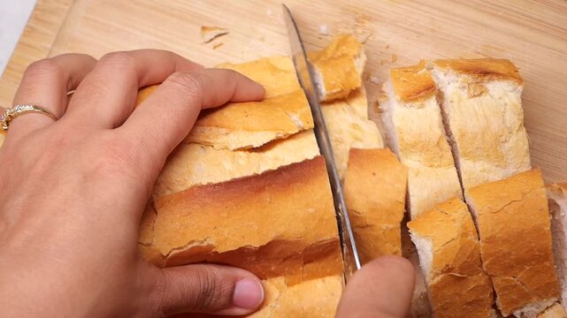How to cut bread easily on a wooden board