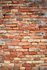 Obraz premium An old weathered, clay brick wall with visible texture, imperfections, weathering etc