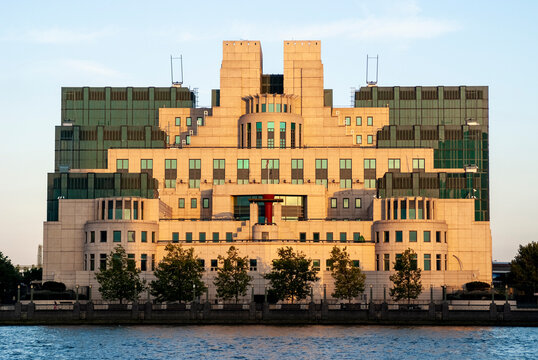 Sis building headquarters mi6 on river thames, london