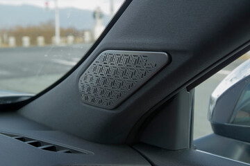 自動車のピラーに内蔵されたツイーター