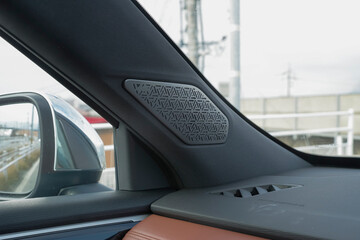 自動車のピラーに内蔵されたツイーター