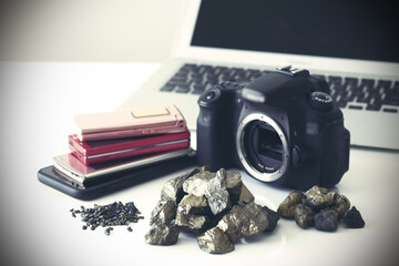 パソコンや携帯電話などのデジタル機器に使われるレアメタルやレアアース