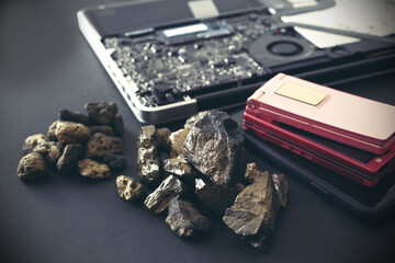 パソコンや携帯電話などのデジタル機器に使われるレアメタルやレアアース