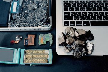 パソコンや携帯電話などのデジタル機器に使われるレアメタルやレアアース