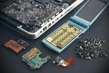 パソコンや携帯電話などのデジタル機器に使われるレアメタルやレアアース