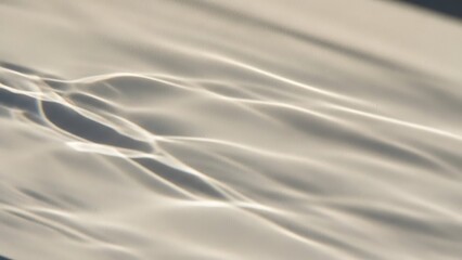 Obraz premium Soft ripples on water surface with gentle light reflections