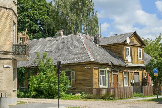 Denkmalgesch&uuml;tzes kleines altes Holzhaus, direkt hinter dem neuen Gesch&auml;ftsviertel Vilnius-City, Giedraiciu Stra&szlig;e, Vilnius, Litauen