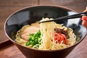 豚骨ラーメン チャーシューと紅生姜のトッピング