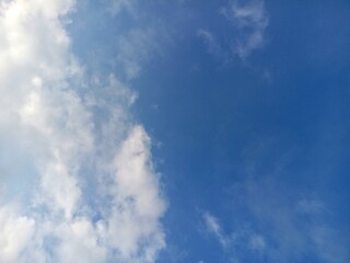 Obraz premium Beautiful clear blue sky with soft white fluffy clouds.