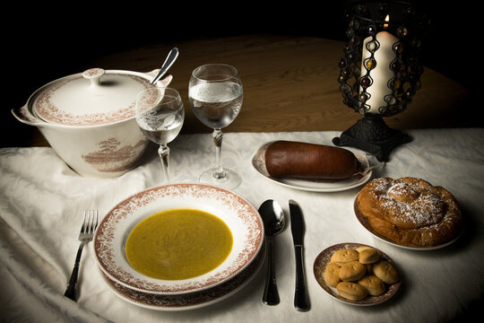 Mesa de oto&ntilde;o con comida tradicional mallorquina y luz de vela