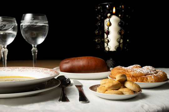 Mesa tradicional Mallorquina con sobrasada, ensaimada y galletas.