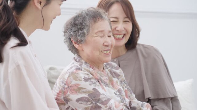 笑顔の女性三世代家族