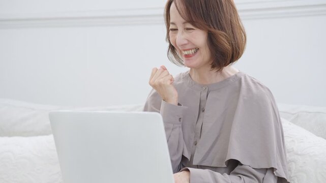 パソコンを使うシニア女性
