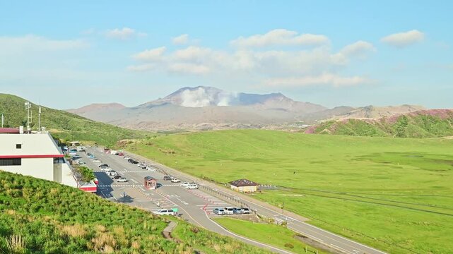 世界最大級のカルデラ、阿蘇・草千里ヶ浜の初夏の絶景風景
「山肌を鮮やかに染めるミヤマキリシマと、のどかに草を食む馬たちの姿は、熊本を代表する美しい自然景観です。」
阿蘇市(草千里ヶ浜)
Spectacular early summer scenery at Kusasenrigahama Beach in Aso, one of the world's largest calderas.