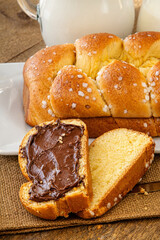 Brioche tartinée de pâte au chocolat