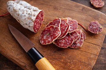 Saucisson sec tranchés sur une planche à découper