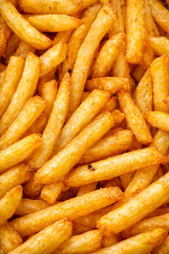 fond de frites dor&eacute;es croustillantes, en gros plan