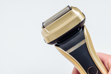 右手に持った電気シェーバー