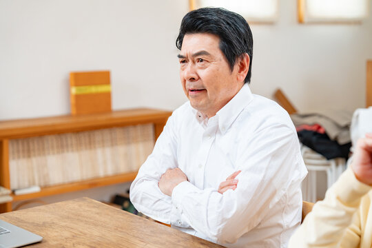 険しい表情で対峙する家族会議シーン