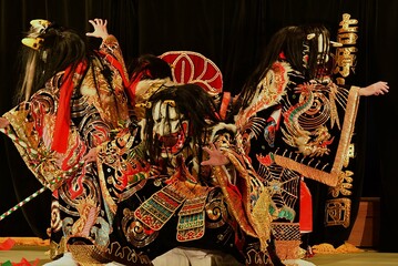 多数の鬼が暴れる石見神楽でのクライマックスの場面